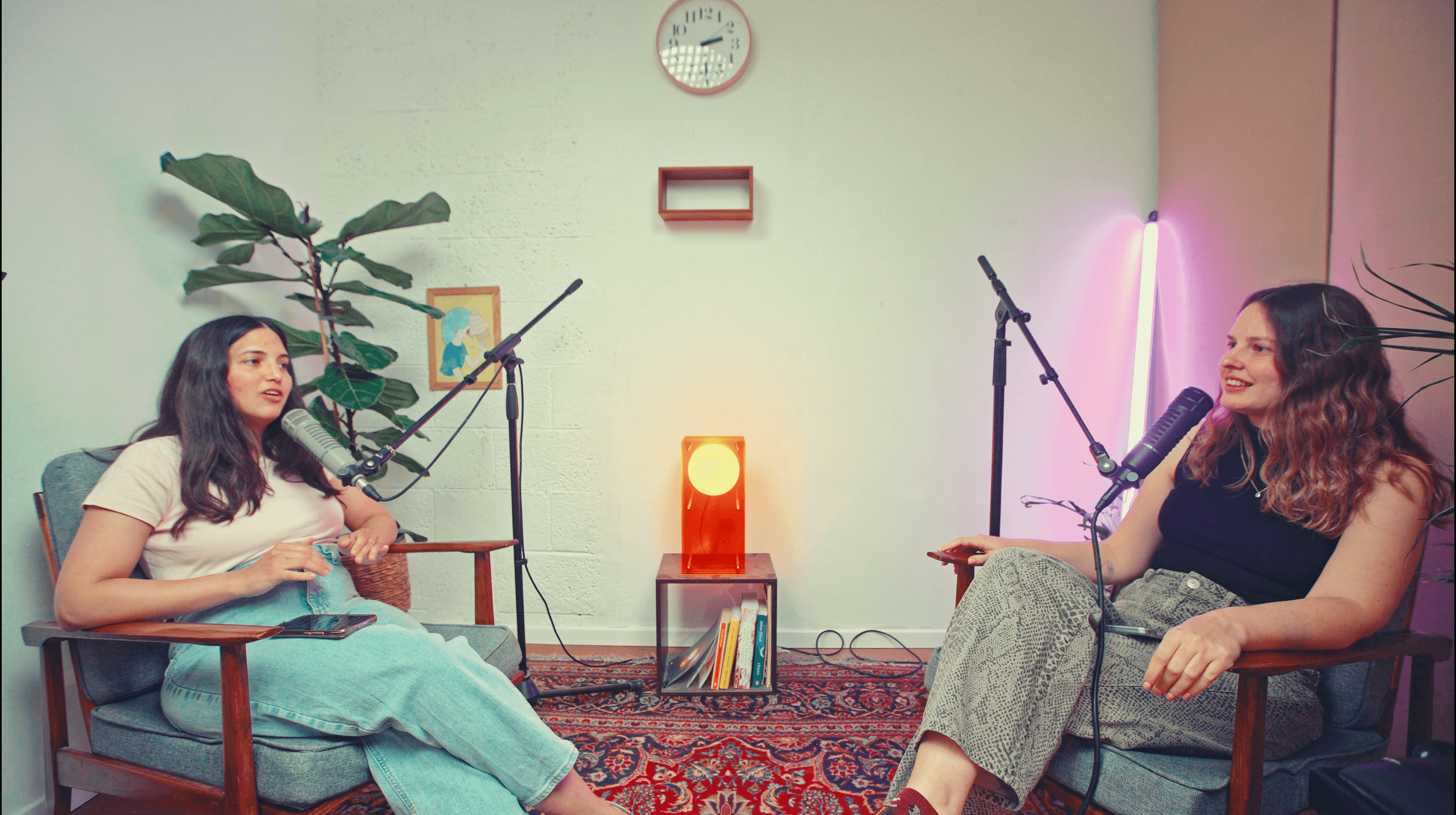 הקלטת פודקאסט באולפן ULPI - שתי מנחות עם מיקרופונים מקצועיים