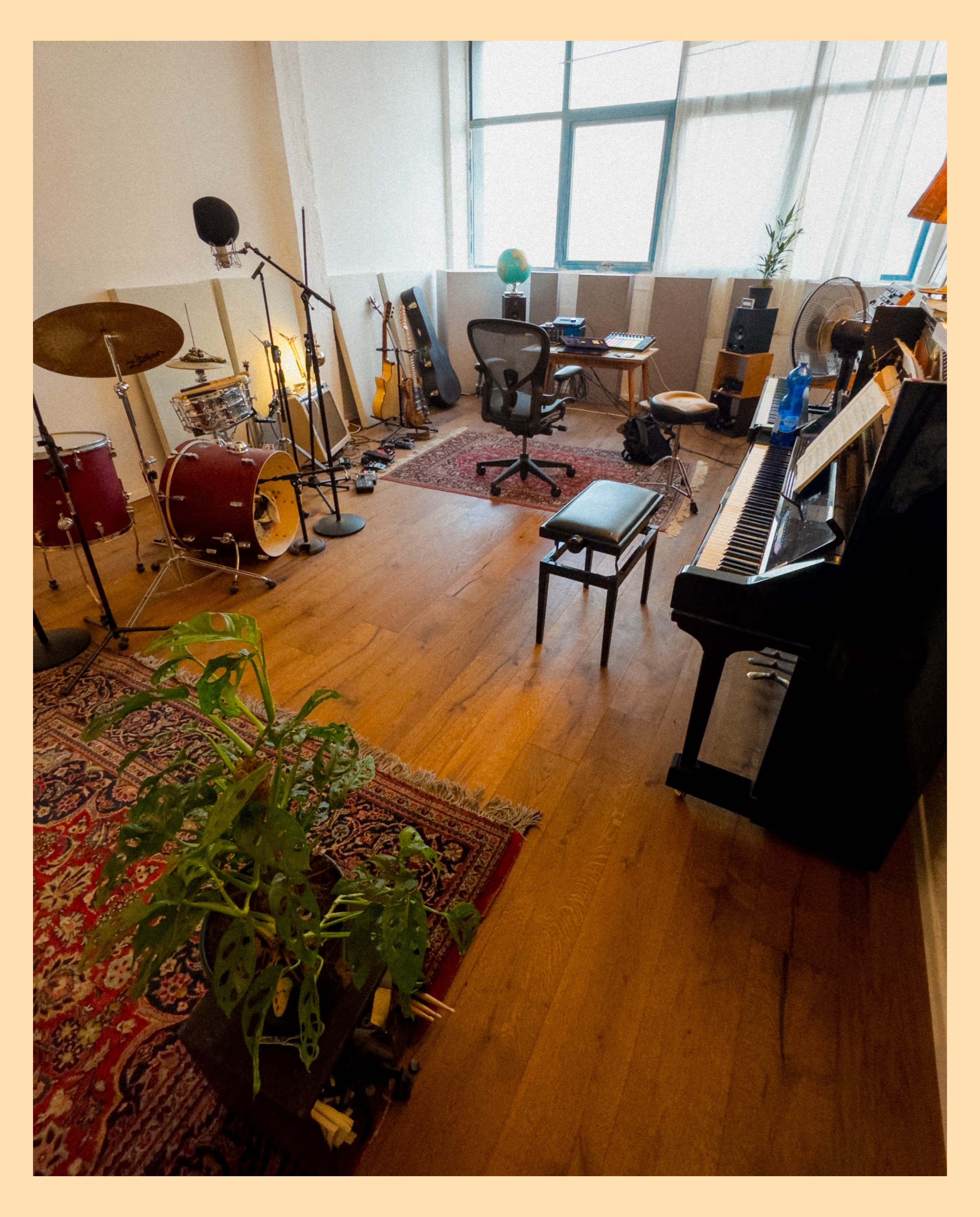 גיטרות חשמליות ואקוסטיות באולפן ULPI תל אביב