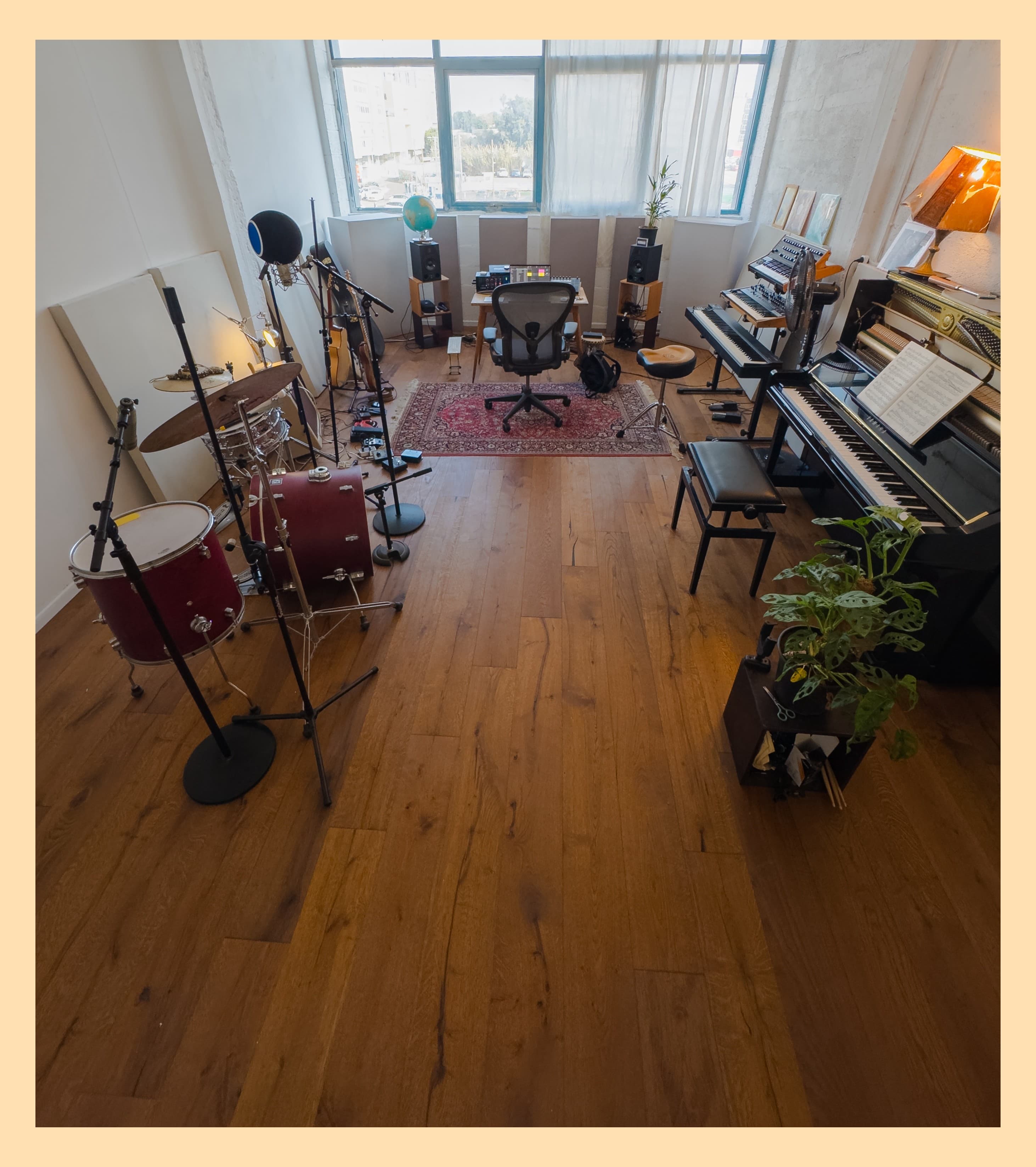 ציוד הקלטה מקצועי - Apollo x4 ומיקרופון Neumann U87 באולפן ULPI